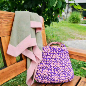 Modell Loser in rosa und lila Samt mit Lederhenkel