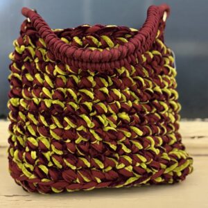 Modell Loser in bordeaux und limegrün mit Paracordhenkel